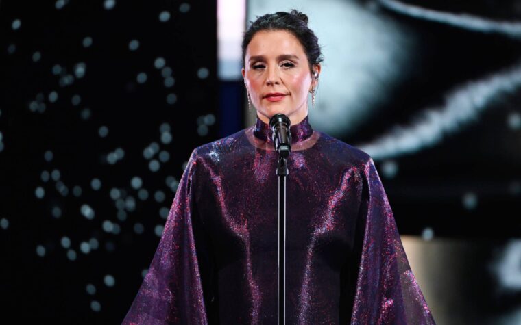 Regardez la version sincère de Jessie Ware de « The Way We Were » pour le segment « In Memoriam » des BAFTA Regardez la version sincère de Jessie Ware de « The Way We Were » pour le segment « In Memoriam » des BAFTA