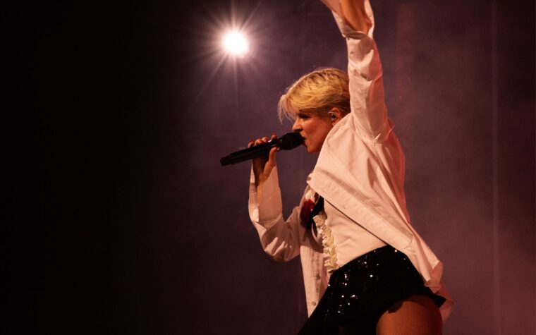 Robyn annonce une tournée des arènes « Sexistential » en 2026 au Royaume-Uni, en Europe, en Amérique du Nord et en Australie Robyn annonce une tournée des arènes « Sexistential » en 2026 au Royaume-Uni, en Europe, en Amérique du Nord et en Australie