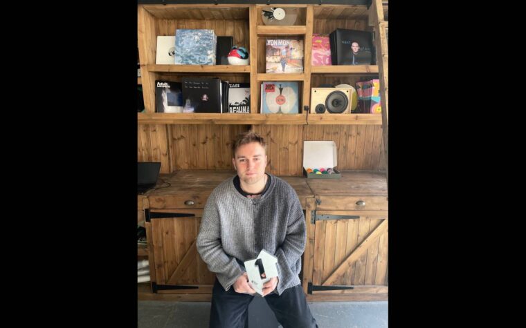 Sam Fender bat le record pour marquer son premier single numéro un alors que Charli XCX est en tête du classement des albums britanniques Sam Fender bat le record pour marquer son premier single numéro un alors que Charli XCX est en tête du classement des albums britanniques