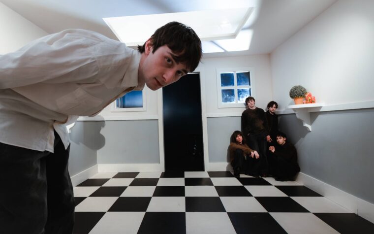 The Guest List affronte « un monde où les trolls, les robots de commentaires, les algorithmes et les lanceurs d'alerte dictent la compréhension du public » sur le nouveau single « Something Real » The Guest List affronte « un monde où les trolls, les robots de commentaires, les algorithmes et les lanceurs d'alerte dictent la compréhension du public » sur le nouveau single « Something Real »