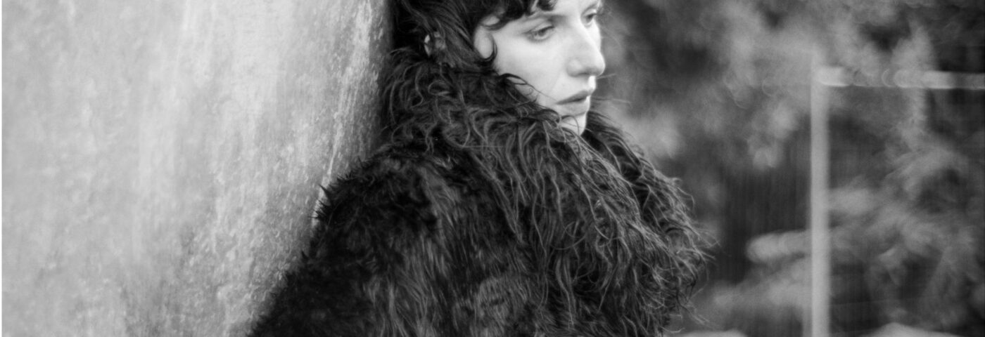 Aldous Harding annonce le nouvel album « Train On The Island » avec le single énigmatique « One Stop »