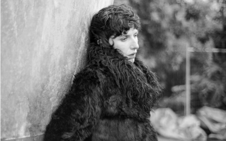 Aldous Harding annonce le nouvel album « Train On The Island » avec le single énigmatique « One Stop » Aldous Harding annonce le nouvel album « Train On The Island » avec le single énigmatique « One Stop »