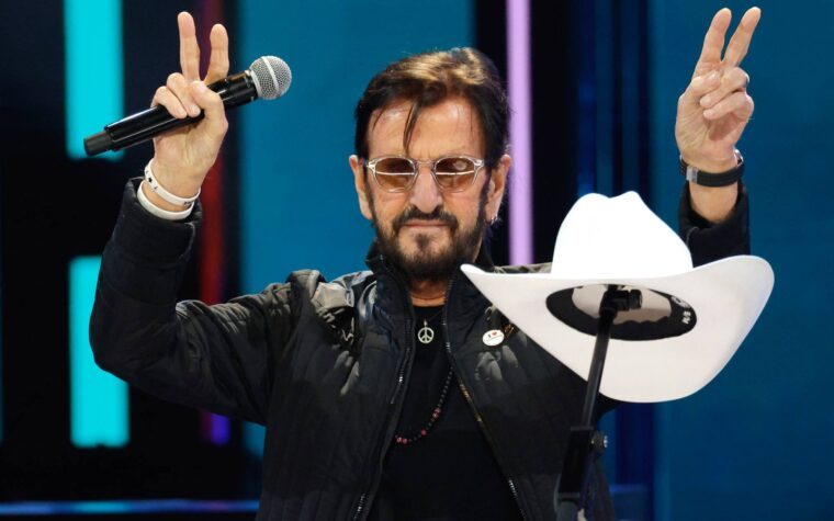 Ringo Starr annonce un nouvel album 'Long Long Road' avec Billy Strings, Sheryl Crow et St. Vincent Ringo Starr annonce un nouvel album 'Long Long Road' avec Billy Strings, Sheryl Crow et St. Vincent