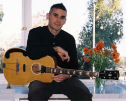 Rostam fait équipe avec Clairo et Tobias Jesso Jr pour refléter son identité irano-américaine sur le nouvel album « American Stories »