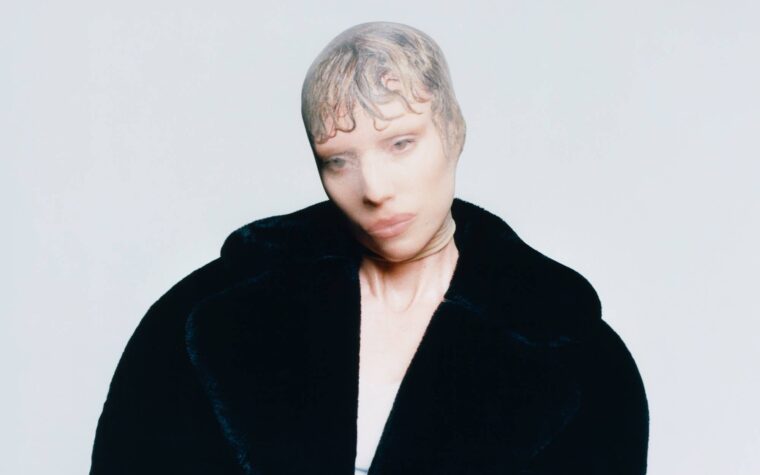 « C'est mon hymne brutaliste de comptine – la fille emo en moi, pleinement déchaînée » « C'est mon hymne brutaliste de comptine – la fille emo en moi, pleinement déchaînée »