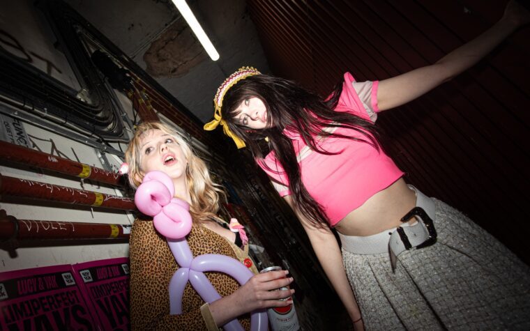 Les Femcels n'ont pas peur de devenir bizarres avec leur électro-twee-punk erratique Les Femcels n'ont pas peur de devenir bizarres avec leur électro-twee-punk erratique