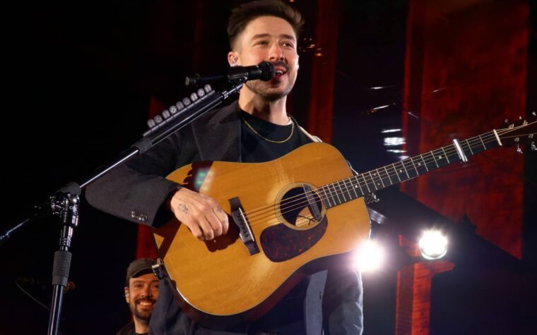 Regardez Mumford & Sons jouer un concert surprise à la centrale électrique de Battersea à Londres pour le 50e anniversaire d'Apple Regardez Mumford & Sons jouer un concert surprise à la centrale électrique de Battersea à Londres pour le 50e anniversaire d'Apple