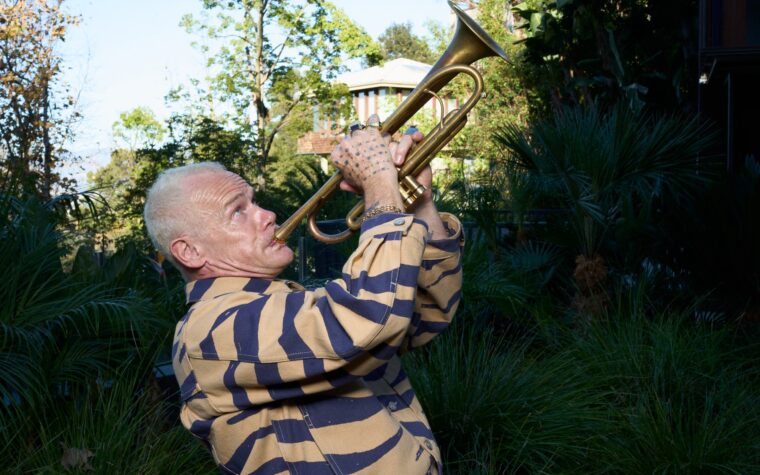 les débuts jazzy et réconfortants du Chili Pepper se penchent fortement en arrière