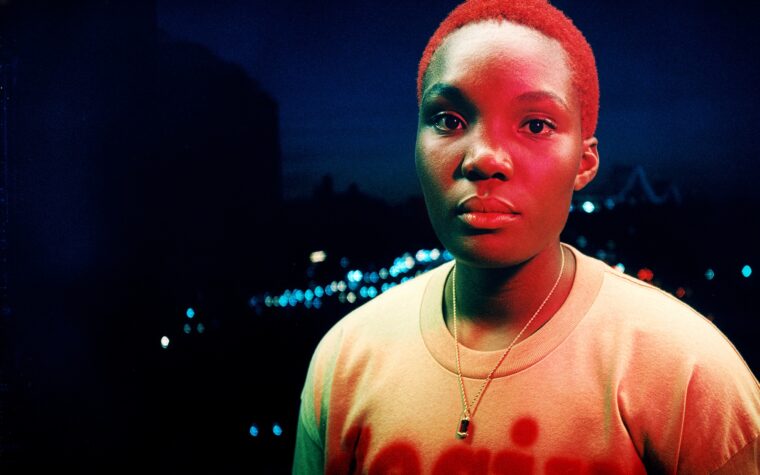 Sur « Ambiguous Desire », Arlo Parks transforme des moments nocturnes éphémères en chansons durables Sur « Ambiguous Desire », Arlo Parks transforme des moments nocturnes éphémères en chansons durables