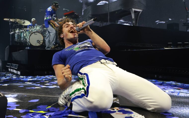 Benson Boone annonce la tournée américaine « Wanted Man » pour l'été 2026 Benson Boone annonce la tournée américaine « Wanted Man » pour l'été 2026