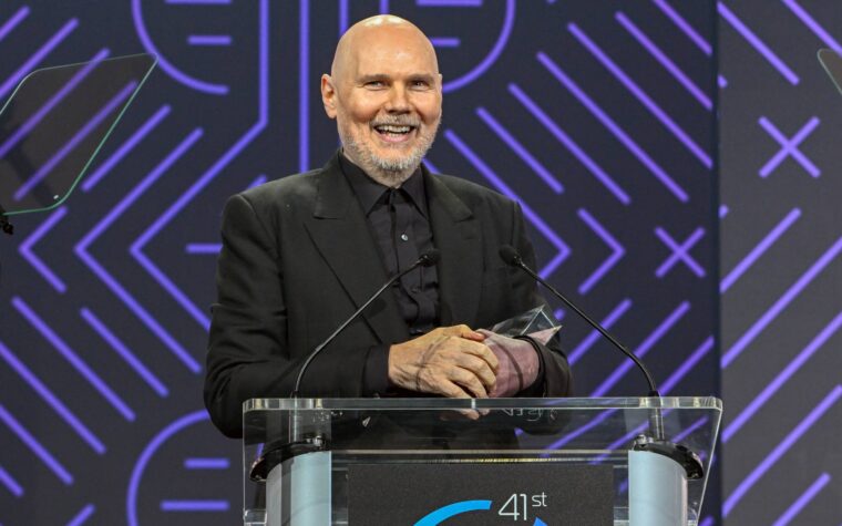 Billy Corgan des Smashing Pumpkins affirme que la musique rock a été « volontairement réduite » par la CIA et MTV à la fin des années 90 Billy Corgan des Smashing Pumpkins affirme que la musique rock a été « volontairement réduite » par la CIA et MTV à la fin des années 90