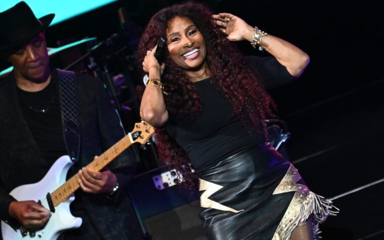 Chaka Khan affirme que les pop stars d'aujourd'hui utilisent « les fesses et les parties du corps » pour « compenser ce qu'elles n'ont pas ». Chaka Khan affirme que les pop stars d'aujourd'hui utilisent « les fesses et les parties du corps » pour « compenser ce qu'elles n'ont pas ».