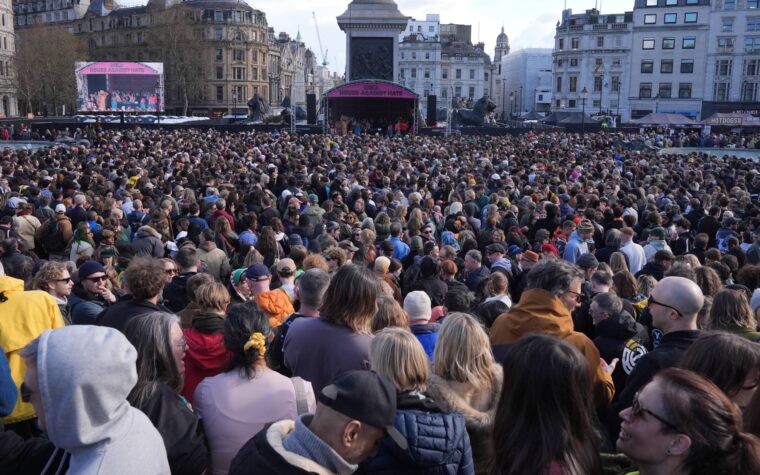 Jessie Ware, Katy B et Billy Bragg parmi les artistes lors d'une immense manifestation anti-extrême droite à Londres Jessie Ware, Katy B et Billy Bragg parmi les artistes lors d'une immense manifestation anti-extrême droite à Londres