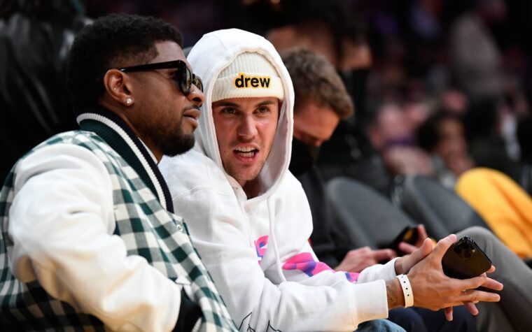 Justin Bieber et Usher se seraient affrontés lors de l'after-party des Oscars de Beyoncé et Jay-Z Justin Bieber et Usher se seraient affrontés lors de l'after-party des Oscars de Beyoncé et Jay-Z