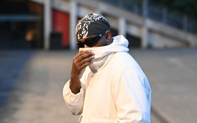 Kanye West aurait eu du mal à rester éveillé alors qu'il était à la barre des témoins lors du procès du manoir de Malibu Kanye West aurait eu du mal à rester éveillé alors qu'il était à la barre des témoins lors du procès du manoir de Malibu