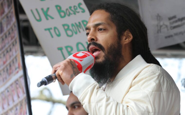 La police enquête sur d'éventuels nouveaux chants « mort à Tsahal » lancés par Bobby Vylan lors d'une manifestation à Londres La police enquête sur d'éventuels nouveaux chants « mort à Tsahal » lancés par Bobby Vylan lors d'une manifestation à Londres