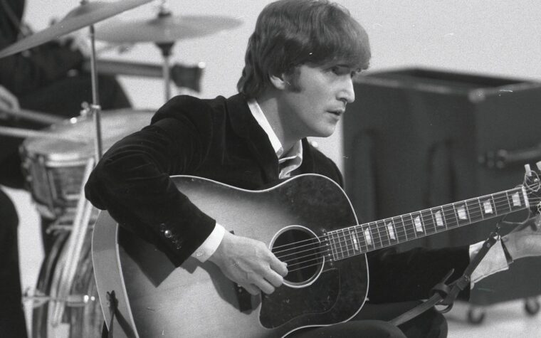 Le piano John Lennon a écrit « Lucy In The Sky With Diamonds » pour battre le record des ventes aux enchères des Beatles Le piano John Lennon a écrit « Lucy In The Sky With Diamonds » pour battre le record des ventes aux enchères des Beatles