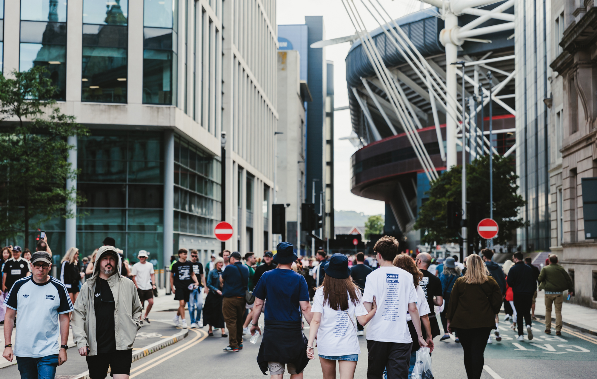 La foule au premier arrêt de la tournée de retrouvailles Oasis Live 25 à Cardiff, au Pays de Galles, le 4 juillet 2025. Crédit : Andy Ford pour NME