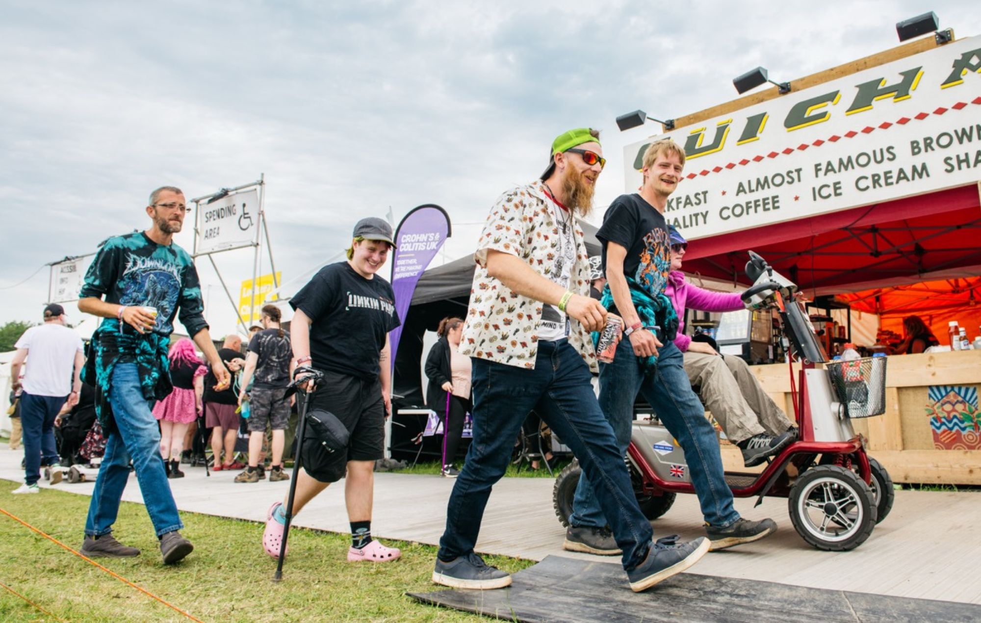 Téléchargez Foule du festival. CRÉDIT : Caroline Faruolo