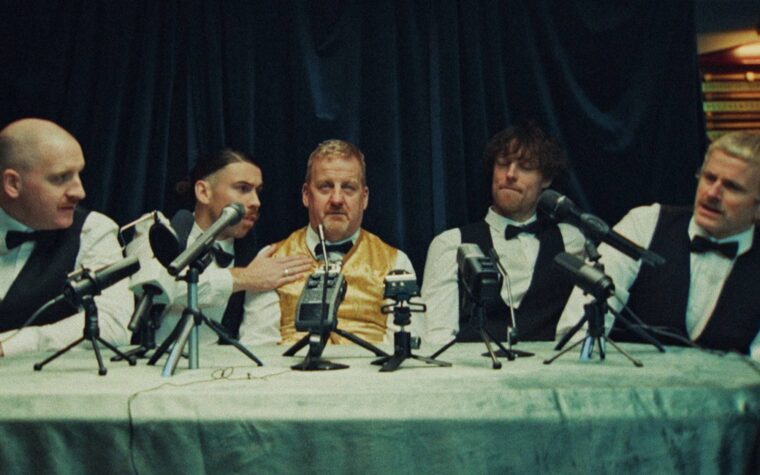 Les punks irlandais The Scratch partagent un nouveau single fougueux mais réfléchi, « Gladrags » Les punks irlandais The Scratch partagent un nouveau single fougueux mais réfléchi, « Gladrags »