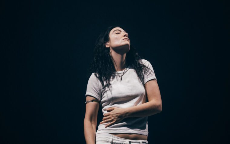 Lorde adopte une « table rase » alors que son contrat de 17 ans avec Universal touche à sa fin Lorde adopte une « table rase » alors que son contrat de 17 ans avec Universal touche à sa fin