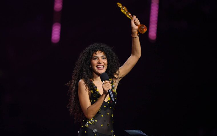 Olivia Dean domine les BRITs 2026 et remporte quatre prix Olivia Dean domine les BRITs 2026 et remporte quatre prix