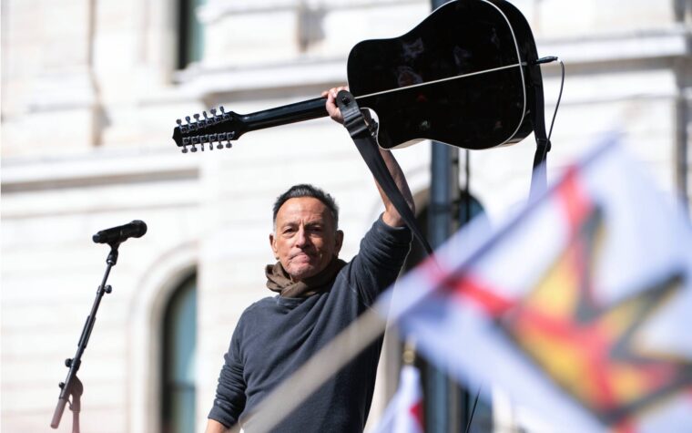 Regardez Bruce Springsteen jouer « Streets Of Minneapolis » lors d'une manifestation anti-Trump « No Kings » au Minnesota Regardez Bruce Springsteen jouer « Streets Of Minneapolis » lors d'une manifestation anti-Trump « No Kings » au Minnesota