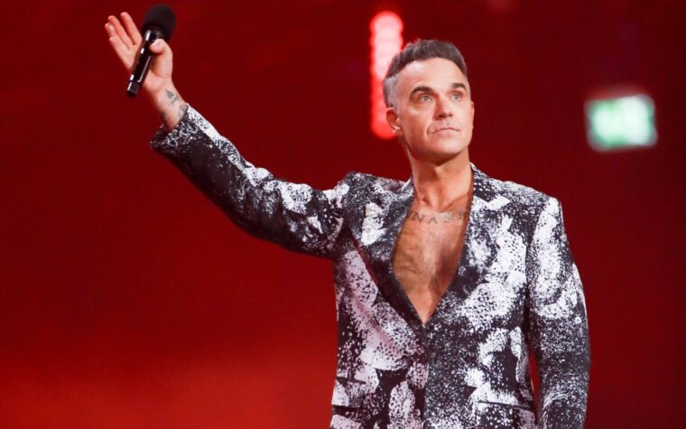 Regardez Robbie Williams rendre hommage à Ozzy Osbourne aux BRITs 2026 avec « No More Tears » Regardez Robbie Williams rendre hommage à Ozzy Osbourne aux BRITs 2026 avec « No More Tears »