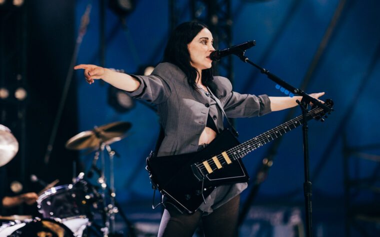 Regardez St. Vincent reprendre Depeche Mode, Jeff Buckley et bien d'autres lors d'une petite émission californienne Regardez St. Vincent reprendre Depeche Mode, Jeff Buckley et bien d'autres lors d'une petite émission californienne