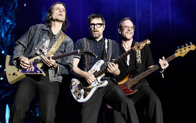 Regardez Weezer jouer un concert surprise sur le toit pour la « semaine d'initiation » de la tournée « The Gathering » Regardez Weezer jouer un concert surprise sur le toit pour la « semaine d'initiation » de la tournée « The Gathering »