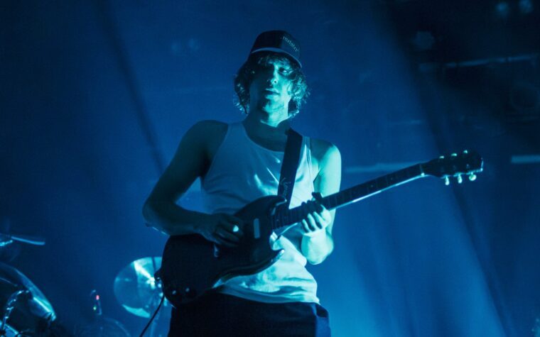 Regardez la nouvelle chanson percutante et spatiale de Geese, « Apollo », en direct à Berlin Regardez la nouvelle chanson percutante et spatiale de Geese, « Apollo », en direct à Berlin