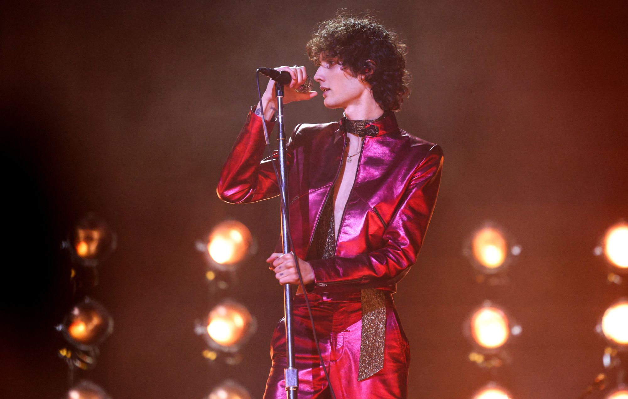 Sombr se produit sur scène lors des BRIT Awards 2026