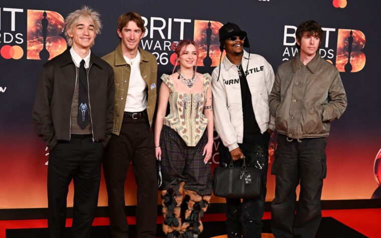 Tourniquet sur la manière dont « les artistes servent de miroir pour refléter ce qui se passe dans le monde » Tourniquet sur la manière dont « les artistes servent de miroir pour refléter ce qui se passe dans le monde »