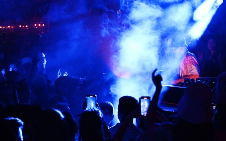 Un système d'éclairage s'effondre sur les fans pendant le set du DJ Max Dean, blessant 15 personnes Un système d'éclairage s'effondre sur les fans pendant le set du DJ Max Dean, blessant 15 personnes