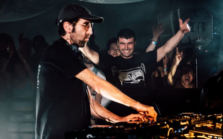 Fred Again.. B2B avec Thomas Bangalter DJ mix d'Alexandra Palace audio désormais disponible sur Apple Music Fred Again.. B2B avec Thomas Bangalter DJ mix d'Alexandra Palace audio désormais disponible sur Apple Music