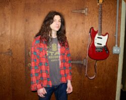 Kurt Vile annonce un nouvel album « Philadelphia's Been Good To Me » avec l'atmosphère « Chance To Bleed » et une tournée en 2026 au Royaume-Uni, en Europe et en Amérique du Nord