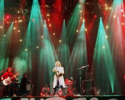 Le groupe live de David Bowie de Glastonbury 2000 se réunira pour le concert caritatif « Live On The Loch »