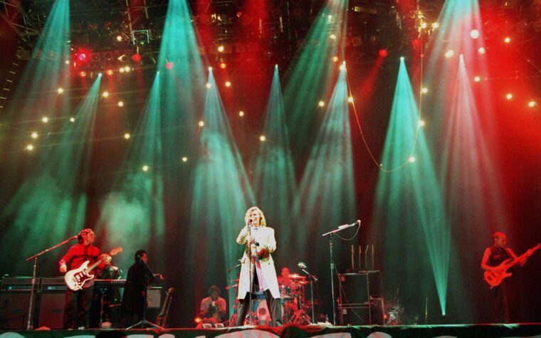 Le groupe live de David Bowie de Glastonbury 2000 se réunira pour le concert caritatif « Live On The Loch » Le groupe live de David Bowie de Glastonbury 2000 se réunira pour le concert caritatif « Live On The Loch »