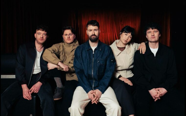 Courteeners annonce un album « best of » avec le single « Luckyest Man Alive » et une tournée des arènes en 2026 Courteeners annonce un album « best of » avec le single « Luckyest Man Alive » et une tournée des arènes en 2026