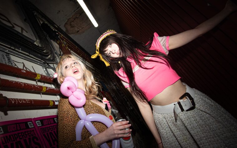 Les Femcels n'ont pas peur de devenir bizarres avec leur électro-twee-punk erratique Les Femcels n'ont pas peur de devenir bizarres avec leur électro-twee-punk erratique