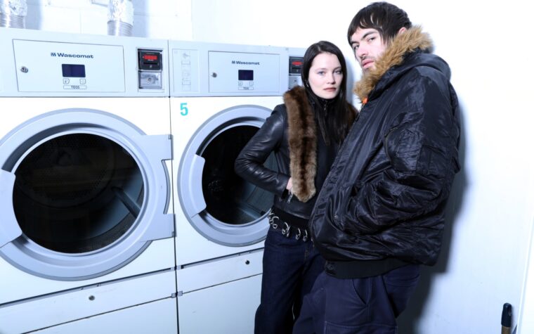 des revivalistes indépendants sleaze servent des remplissages de sol kaléidoscopiques des revivalistes indépendants sleaze servent des remplissages de sol kaléidoscopiques