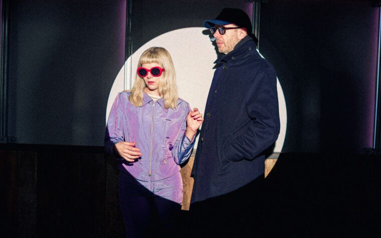 une collision euphorique entre Chemical Brother et une sorcière pop scandinave une collision euphorique entre Chemical Brother et une sorcière pop scandinave