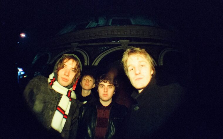 Tooth canalise la confusion de la jeunesse dans des hymnes grunge surdimensionnés Tooth canalise la confusion de la jeunesse dans des hymnes grunge surdimensionnés