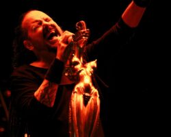 Regardez KoRn jouer la nouvelle chanson "Reward The Scars" en direct pour la première fois devant 50 000 personnes au Sick New World