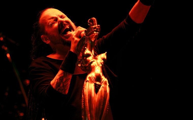 Regardez KoRn jouer la nouvelle chanson « Reward The Scars » en direct pour la première fois devant 50 000 personnes au Sick New World Regardez KoRn jouer la nouvelle chanson « Reward The Scars » en direct pour la première fois devant 50 000 personnes au Sick New World