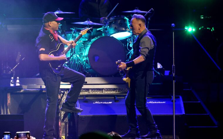 Bruce Springsteen publie la vidéo de la performance de Prince « Purple Rain » lors de l'ouverture de la tournée de Minneapolis avec Tom Morello Bruce Springsteen publie la vidéo de la performance de Prince « Purple Rain » lors de l'ouverture de la tournée de Minneapolis avec Tom Morello