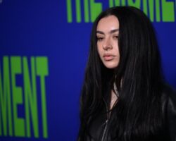 Charli XCX annonce l'événement "Conversations" alors qu'elle se prépare à sortir un nouvel album "rock"