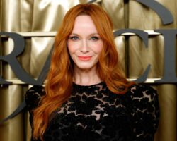 Christina Hendricks a joué un DJ set indie « shoe pop dream gaze » dans un bar de San Diego le jour du poisson d'avril.