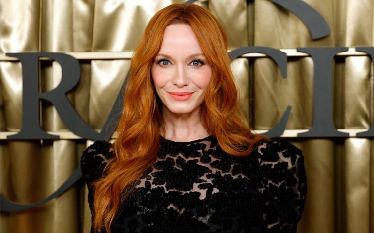 Christina Hendricks a joué un DJ set indie « shoe pop dream gaze » dans un bar de San Diego le jour du poisson d'avril. Christina Hendricks a joué un DJ set indie « shoe pop dream gaze » dans un bar de San Diego le jour du poisson d'avril.