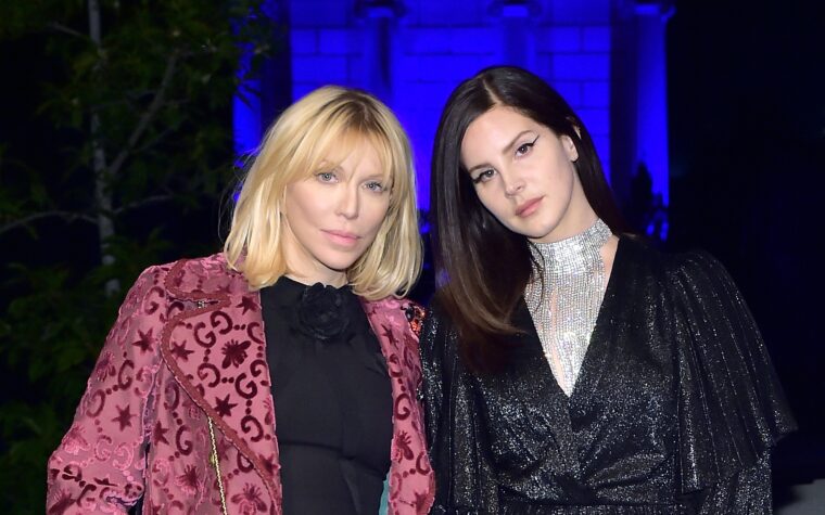 Courtney Love fait l'éloge de sa « très bonne amie » Lana Del Rey, qui l'a laissée vivre dans sa maison pendant un an « sans loyer » Courtney Love fait l'éloge de sa « très bonne amie » Lana Del Rey, qui l'a laissée vivre dans sa maison pendant un an « sans loyer »